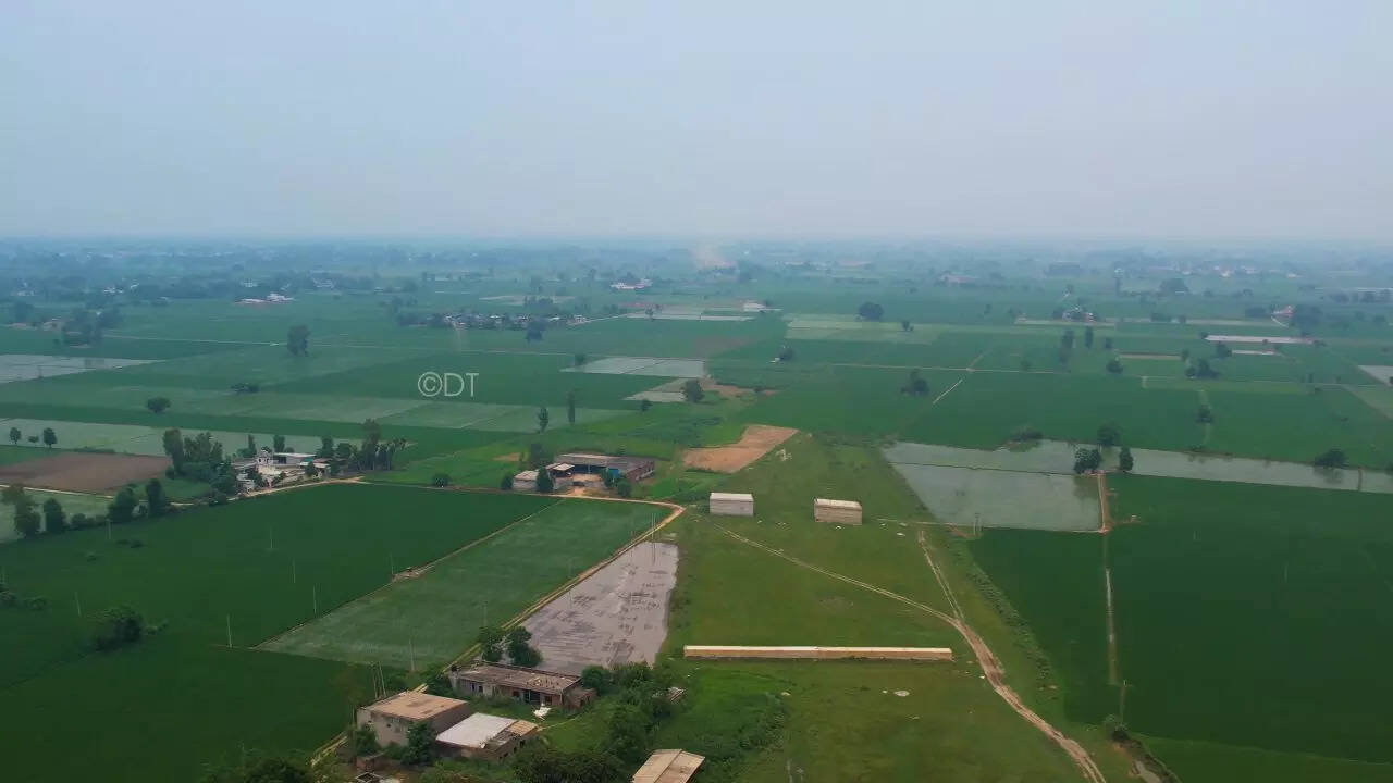 इन पैकेज के बीच अटका एक्सप्रेसवे