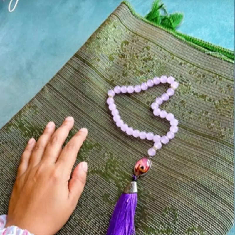 जुम्मा के दिन इबादत में लगीं हिना खान