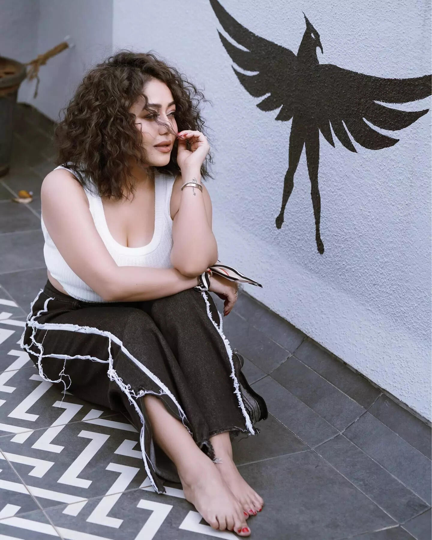 जमीन पर बैठे हुए क्लिक कराई फोटो