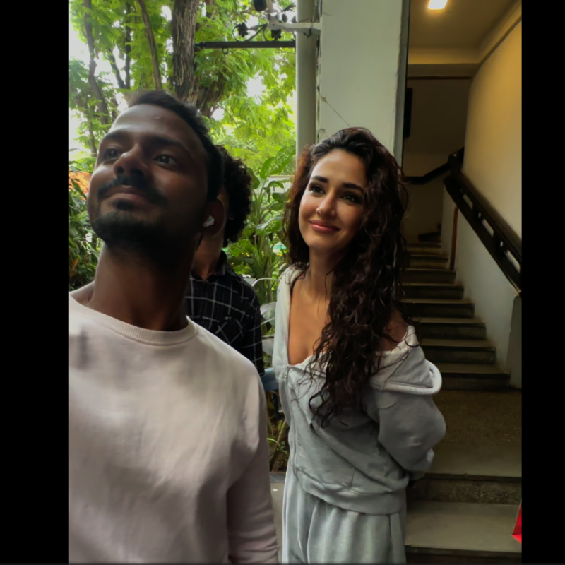दिशा पाटनी ने फैन संग ली फोटो