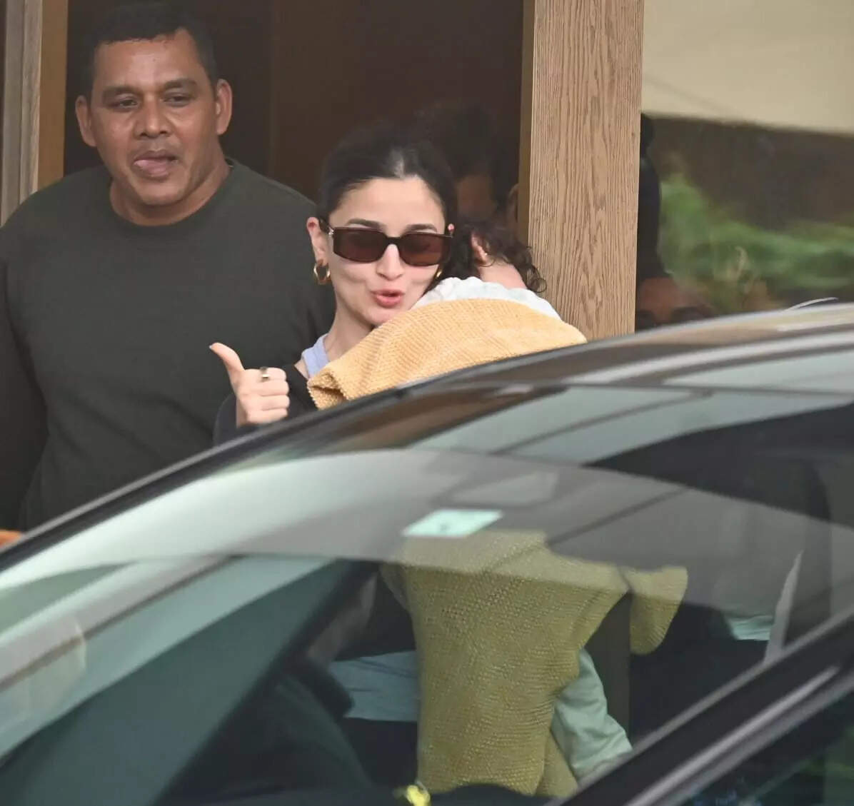 एक्ट्रेस ने पैप्स को किया ग्रीट