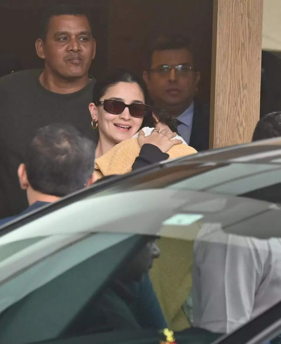 बेटी को सीने से लगाए दिखी आलिया