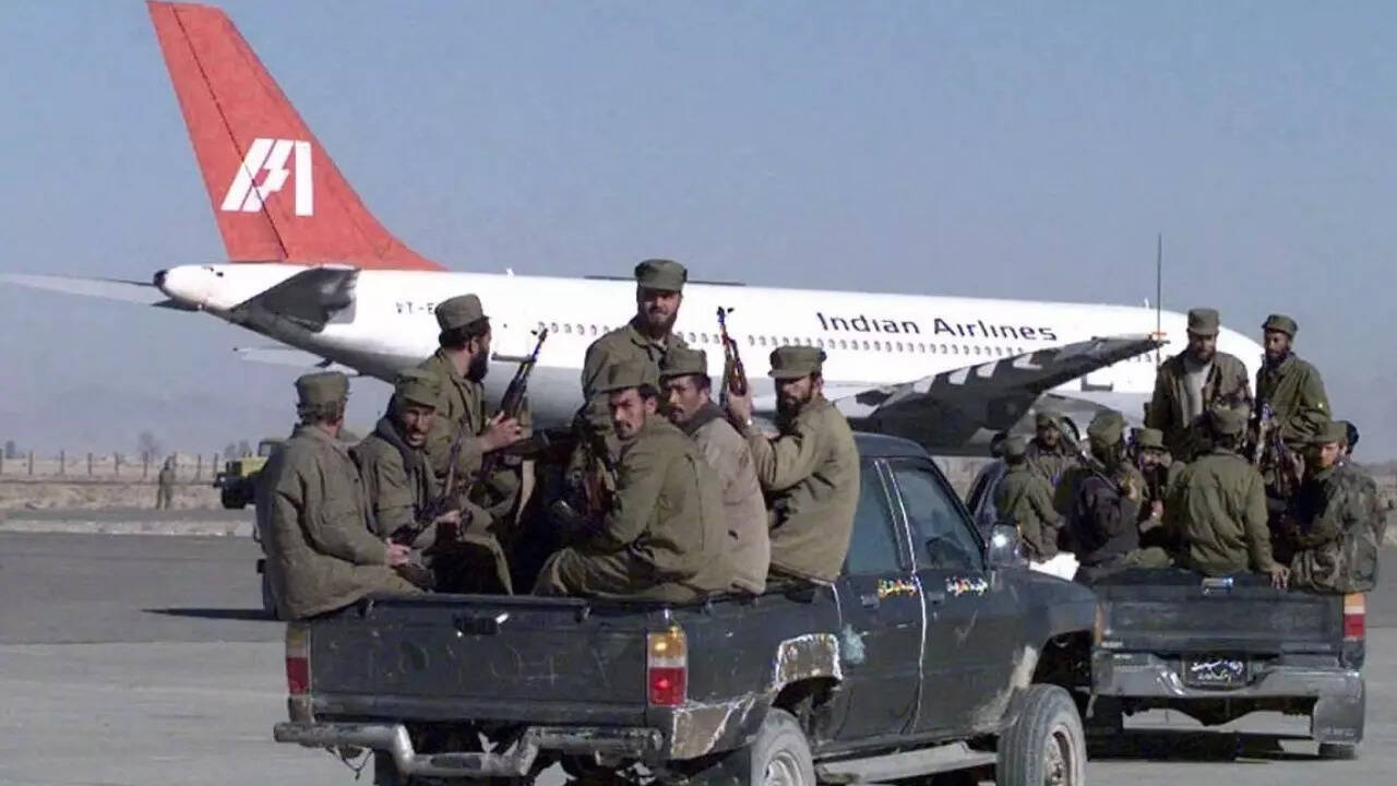IC 814 Hijack Story In Return For Which The Indian government to released  three dreaded terrorists: क्या था IC 814 हाईजैक, जिसके बदले में भारत सरकार  को छोड़ने पड़े थे तीन खूंखार आतंकी