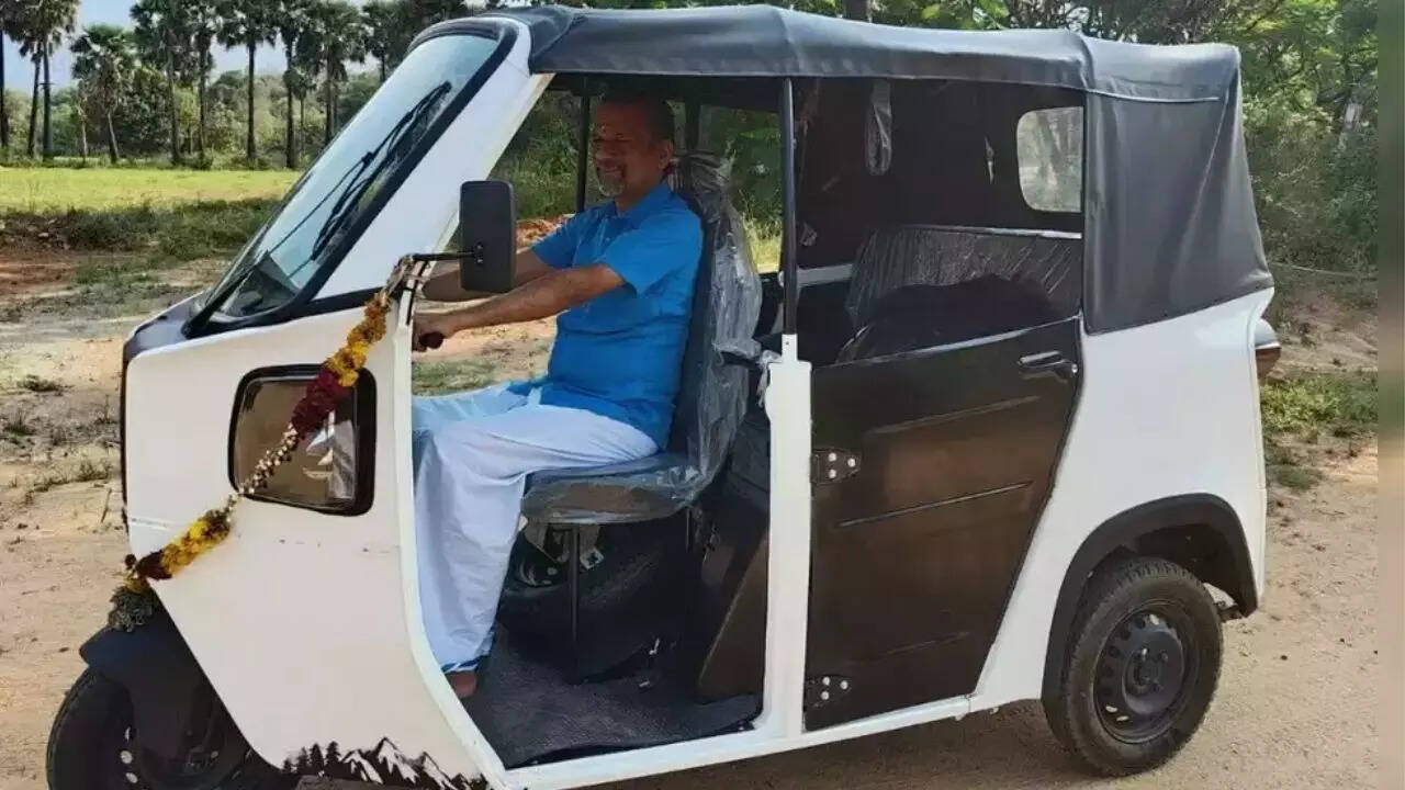 ​इलेक्ट्रिक थ्री-व्हीलर चलाने की फोटो ​