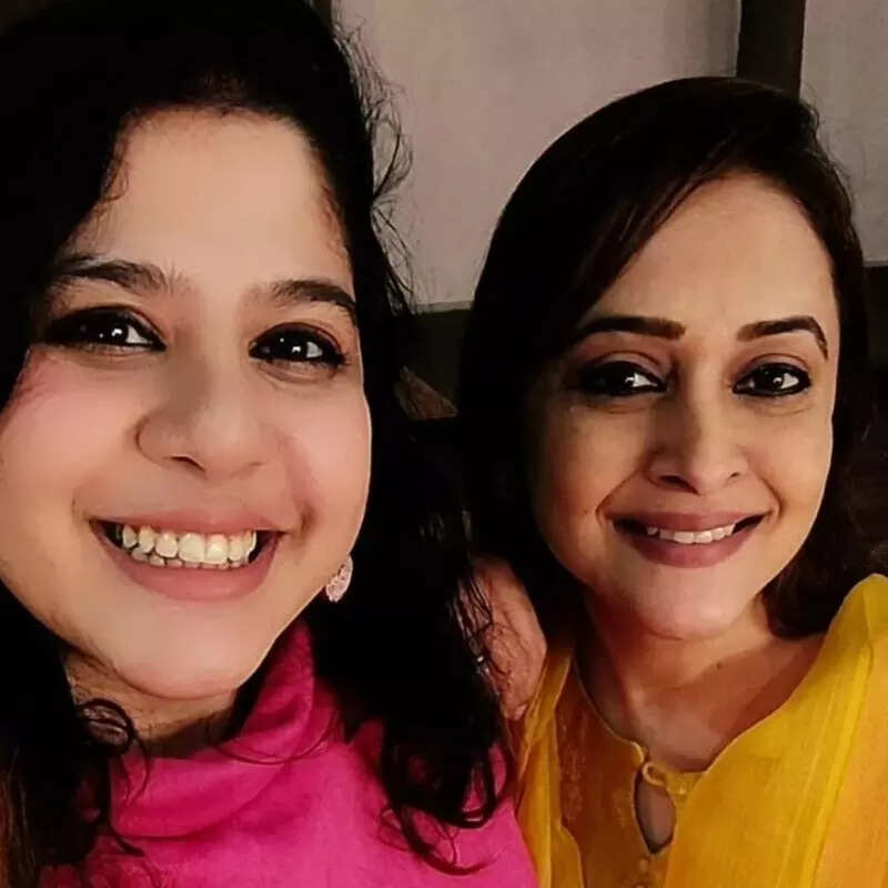 मृणाल कुलकर्णी ने शेयर कीं तस्वीरें