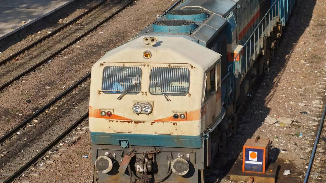 कबतक चालू होगी इंदौर मुंबई नई रेल लाइन