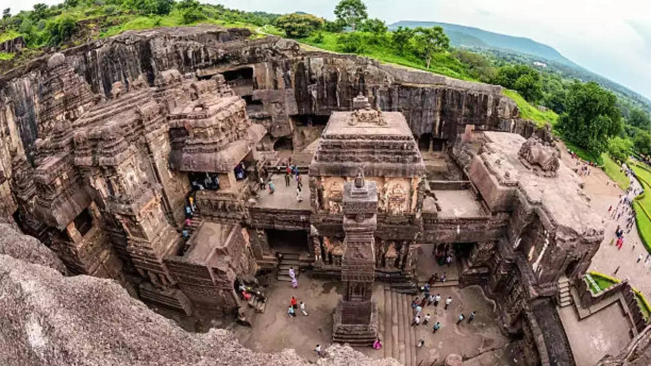ऊपर से नीचे की ओर बनाया गया है कैलाश मंदिर