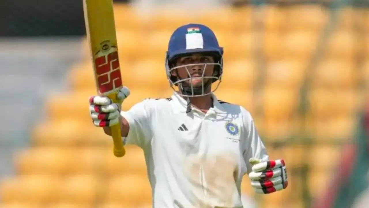 11 पारियों में जड़े तीन प्रथम श्रेणी शतक