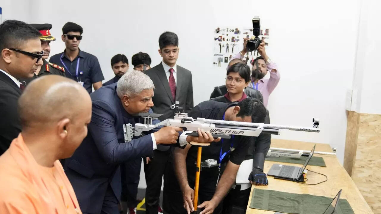 जगदीप धनखड़ ने की निशानेबाजी