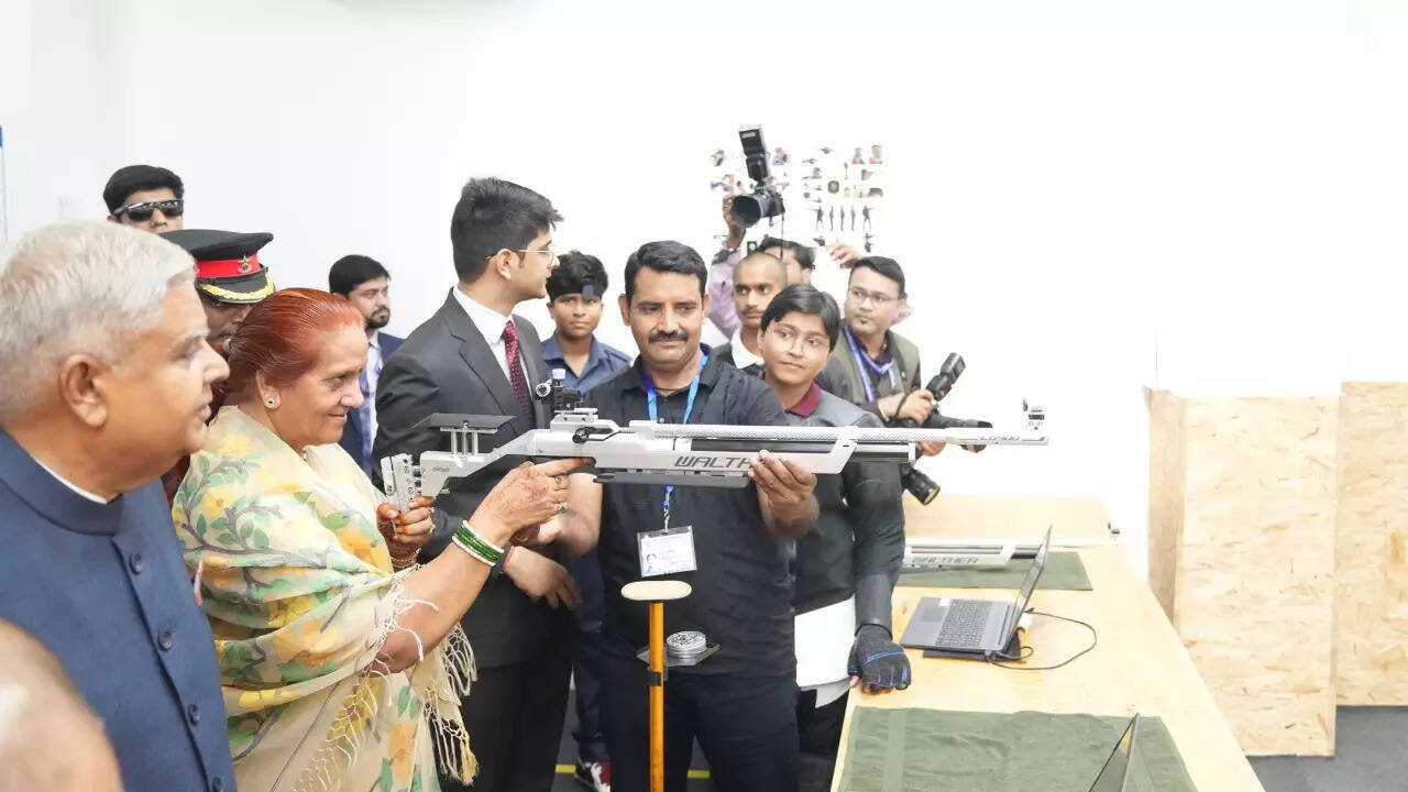 धनखड़ की पत्नी ने भी की शूटिंग प्रैक्टिस
