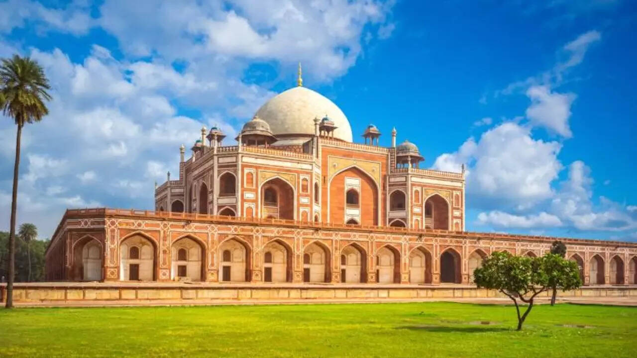 इस परिसर में हैं कई छोटे स्मारक