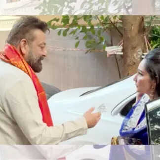 किस बात पर गुस्सा हैं मान्यता