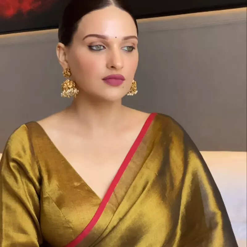 ट्रेडिशनल लुक में लग रही हैं गॉर्जियस