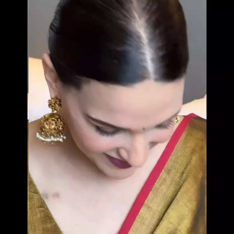 गले पर दिखा निशान