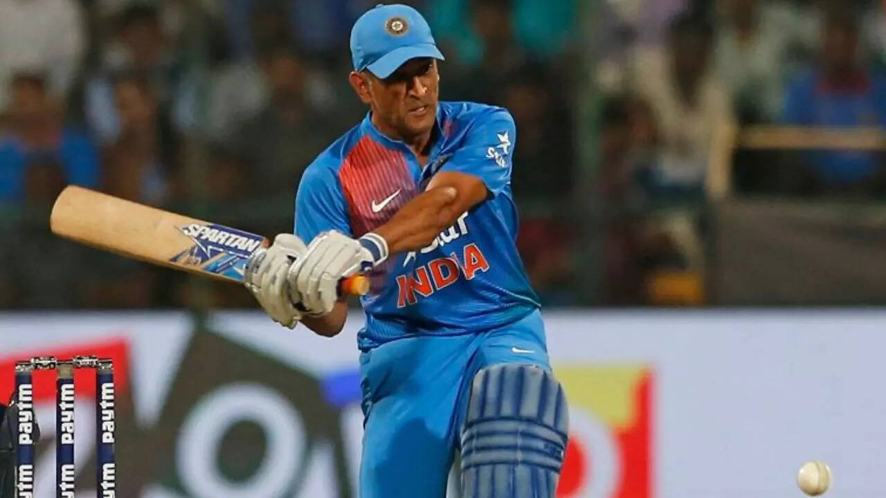 Kaun hai Team india ke behtar kaptan virat rohit ya fir ms dhoni- धोनी ...