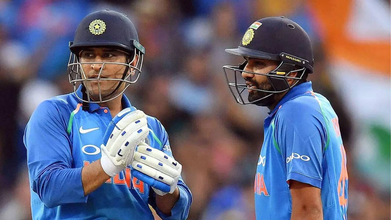 Kaun hai Team india ke behtar kaptan virat rohit ya fir ms dhoni- धोनी ...