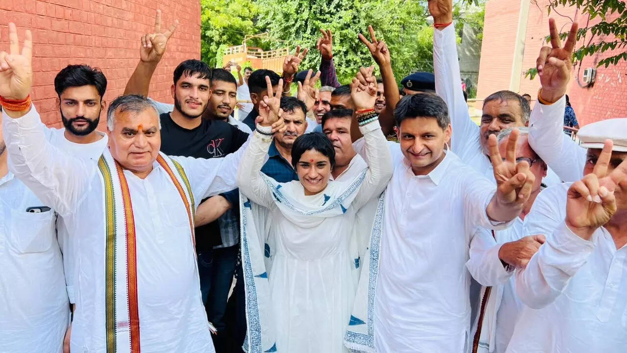 सवा करोड़ की हैं लग्जरी गाड़ियां
