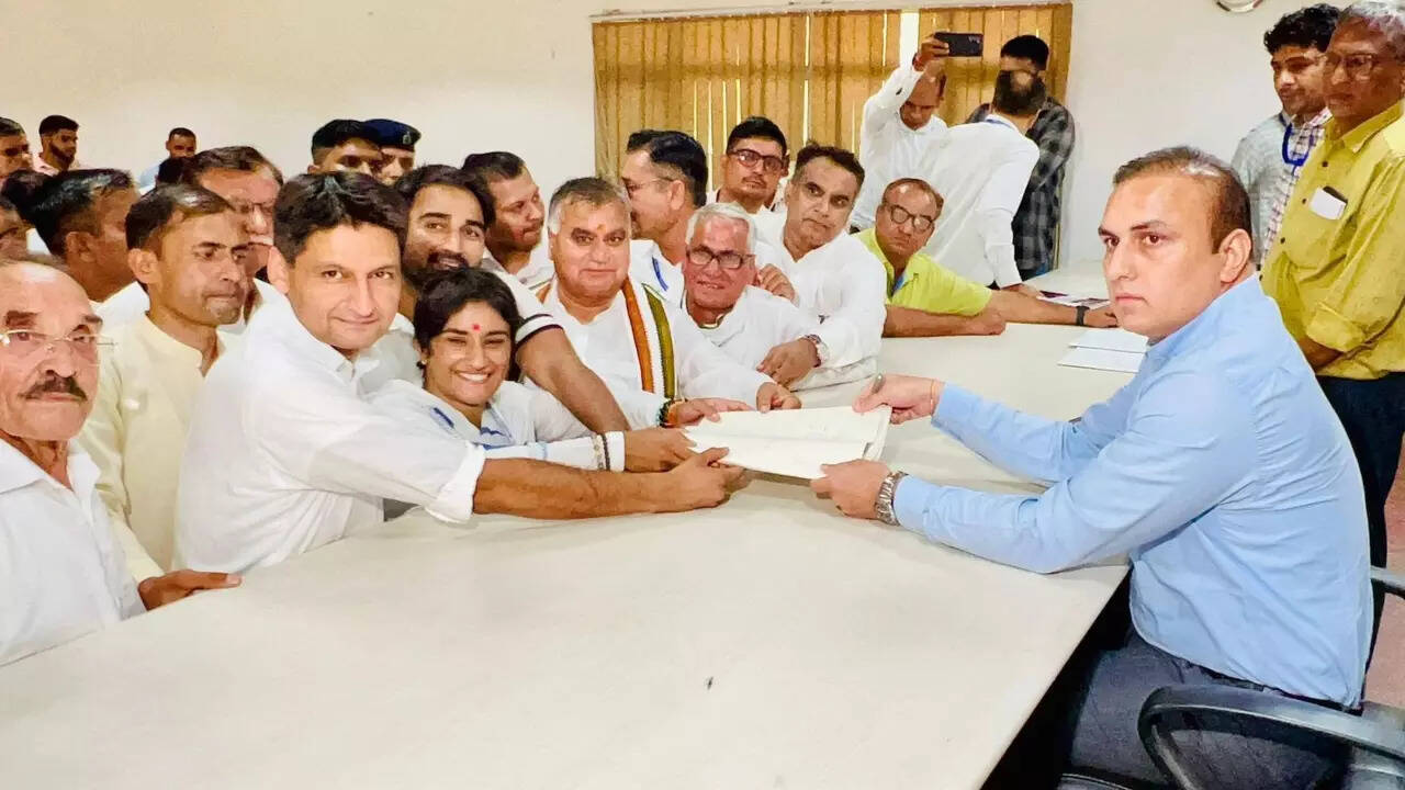 विनेश के बैंक खाते में है 40 लाख