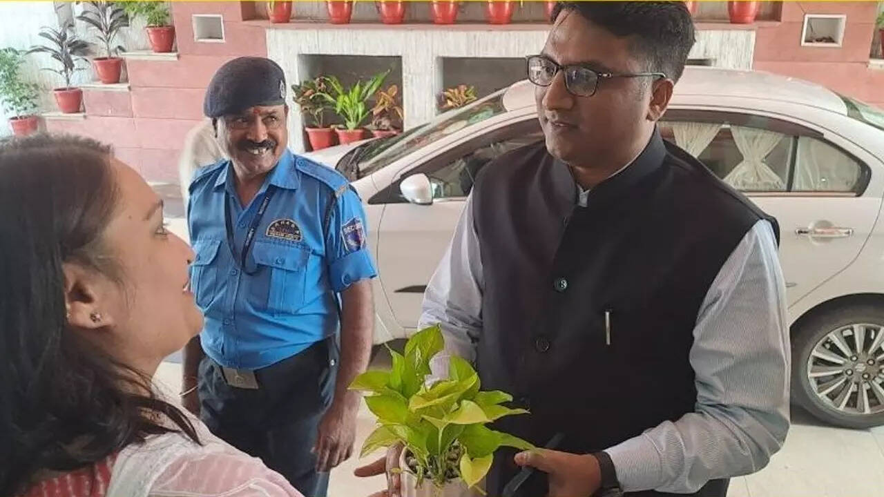 किस पद पर हैं तैनात