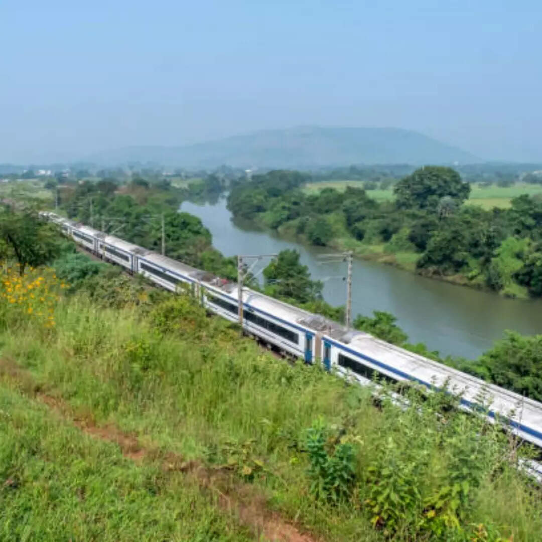 आगरा कैंट से वाराणसी के बीच चलेगी वंदे भारत