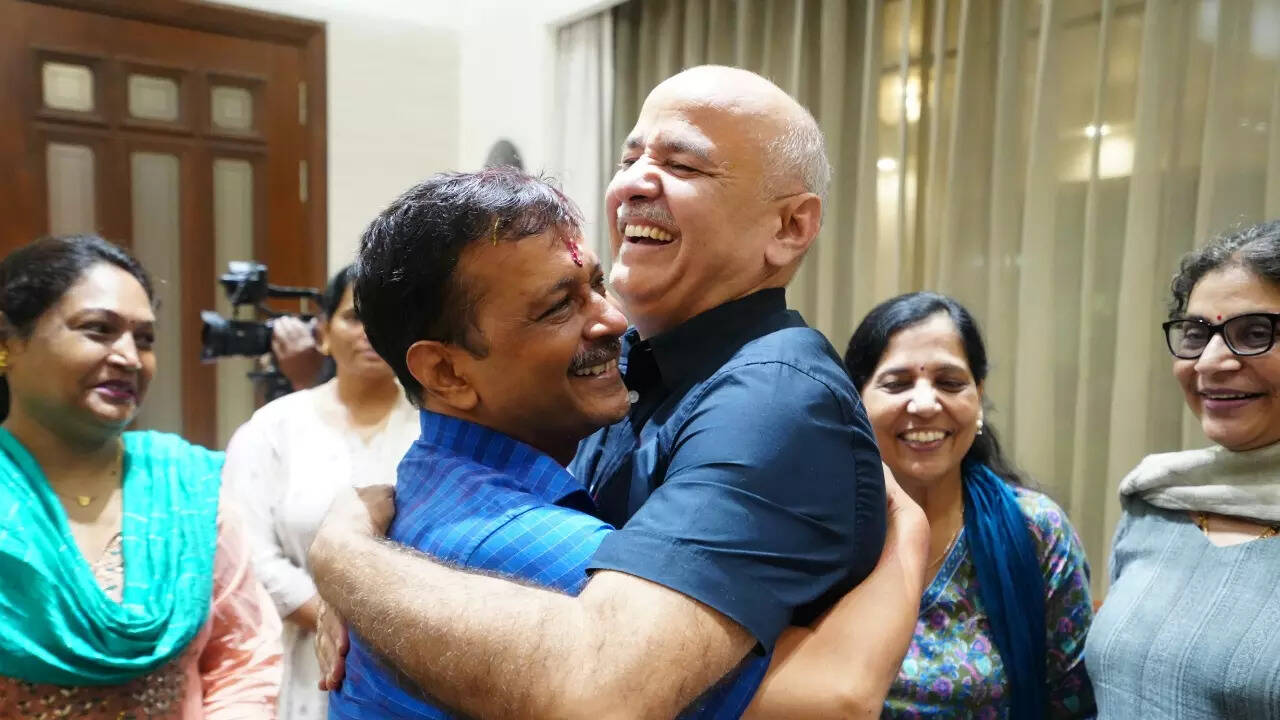 जमानत मिलने के बाद केजरीवाल रिहा