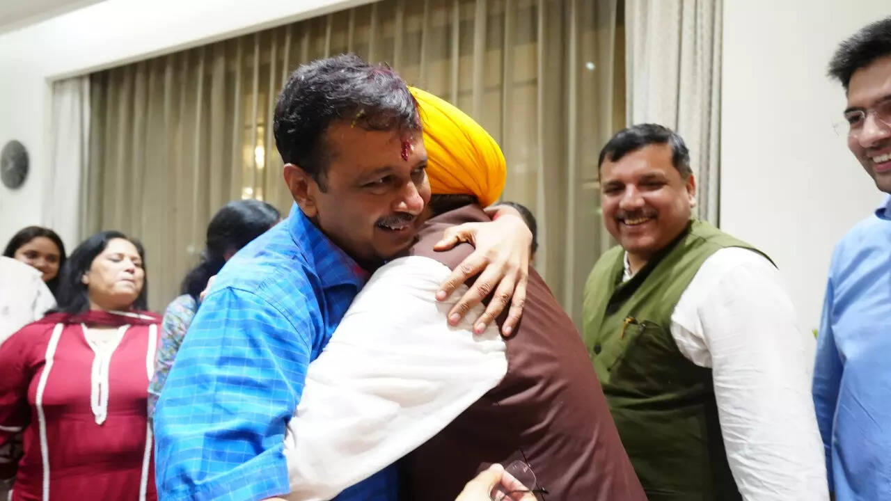 भगवंत मान से कैसे मिले सीएम केजरीवाल