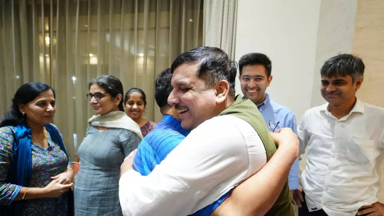 संजय सिंह को केजरीवाल ने लगाया गले