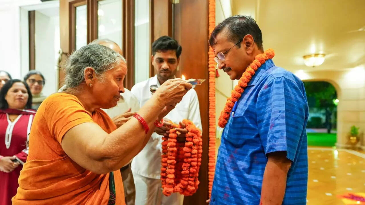 केजरीवाल ने माता-पिता का लिया आशीर्वाद