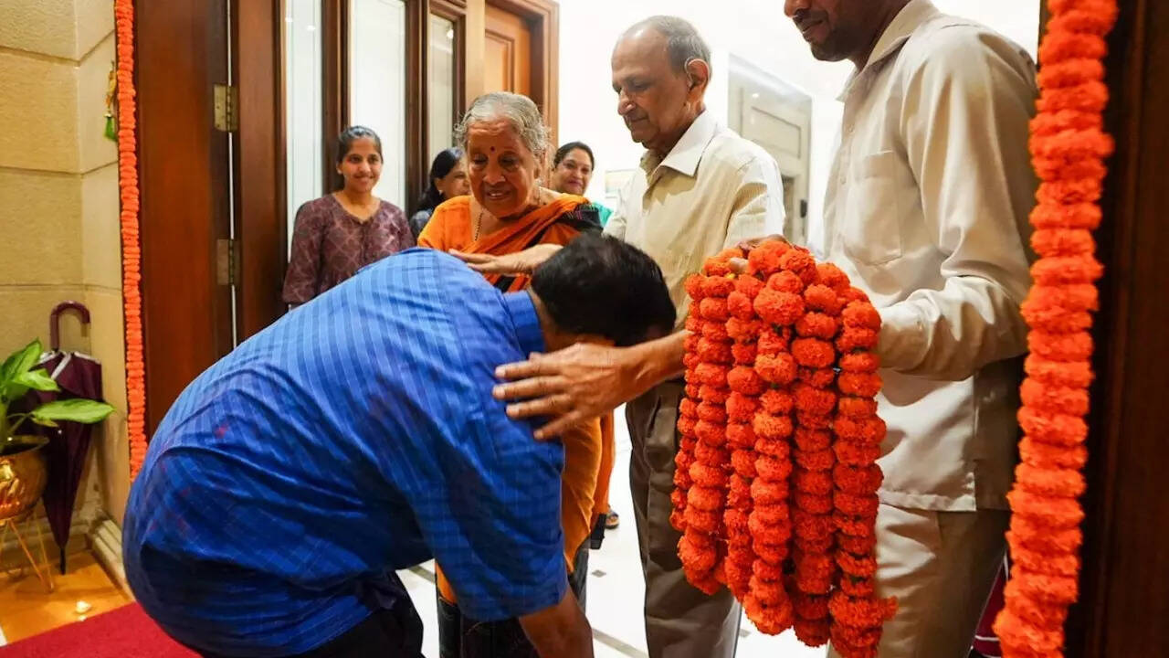 घर पहुंचे केजरीवाल तो क्या हुआ?