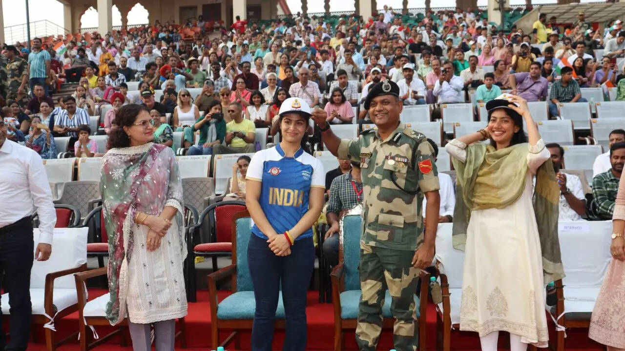 फैमिली के साथ पहुंचीं मनु