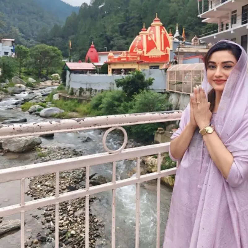 जन्मदिन पर कैंची धाम पहुंचीं रति पांडे