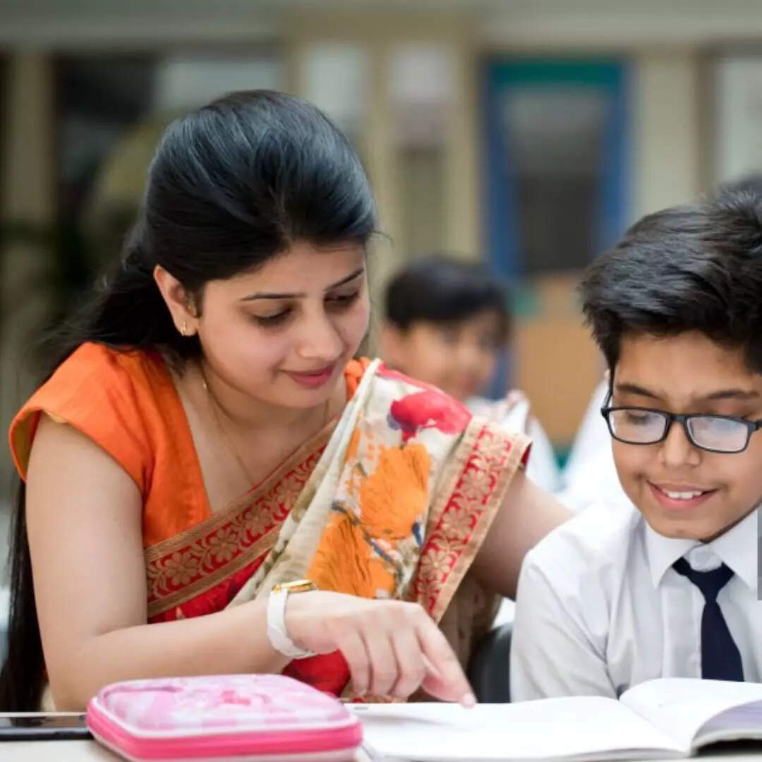 कैसे बनते हैं प्राइमरी स्कूलों में टीचर?