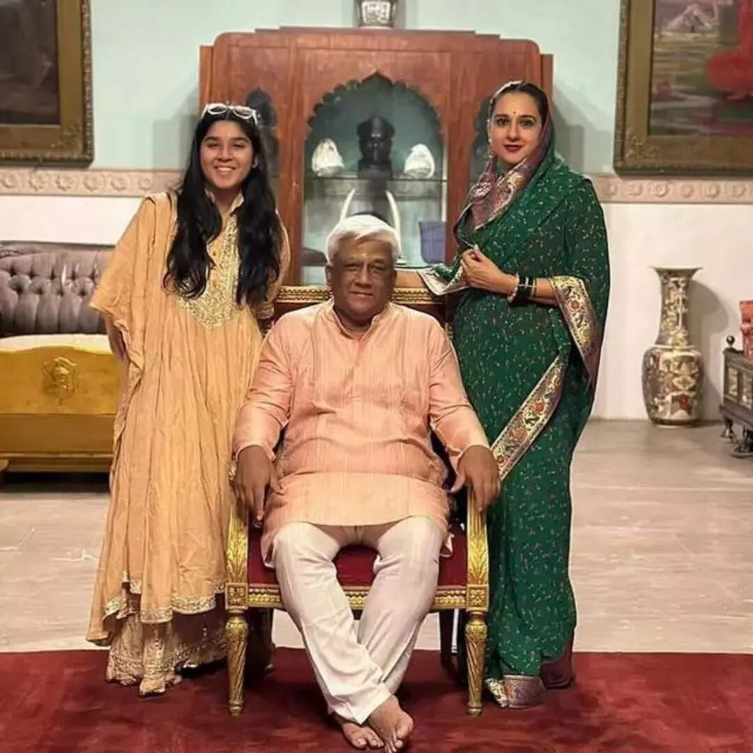 अपनी क्रिकेट अकादमी चलाते हैं समरजीत