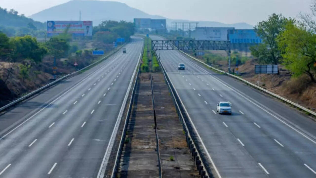 बंगाल में यह दुर्गापुर और पानागढ़ होते हुए कोलकाता पहुंचेगा