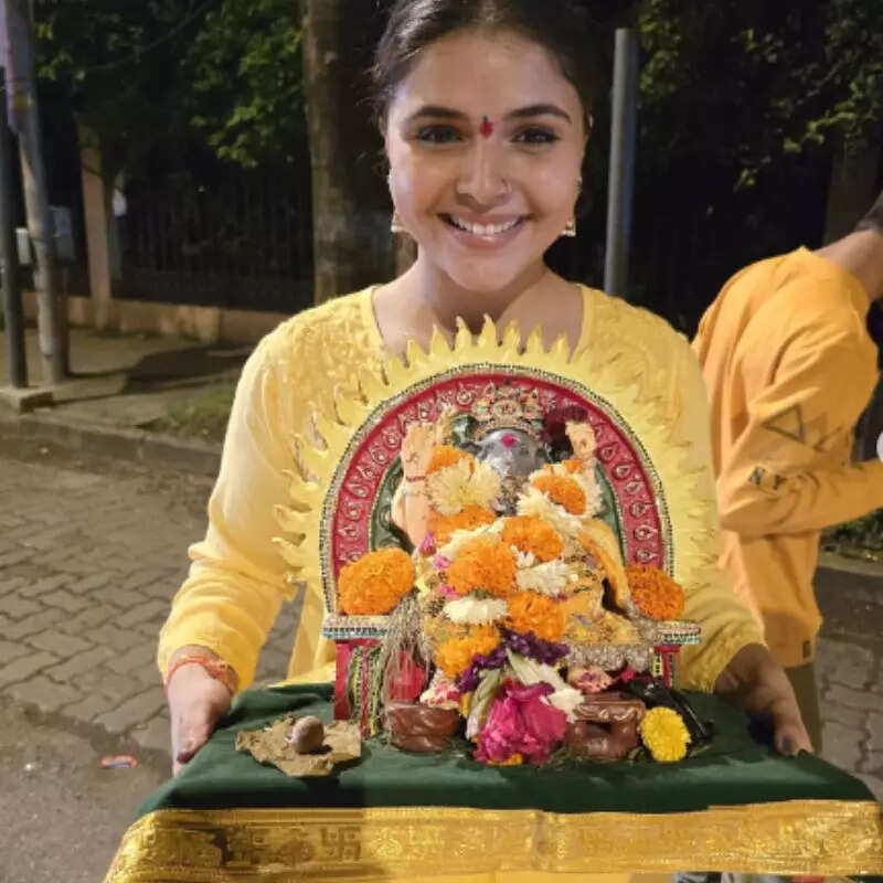 मुस्कान बामने ने परिवार संग किया गणपति विसर्जन