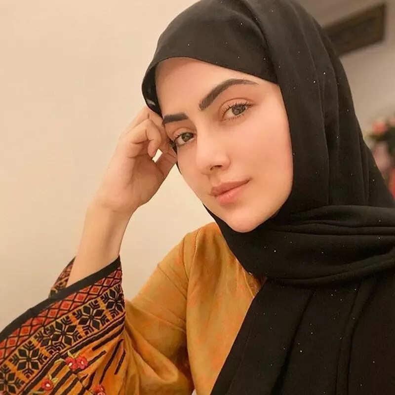 Sana Khan ने ग्लैमर इंडस्ट्री को याद कर बहाए आंसू 
