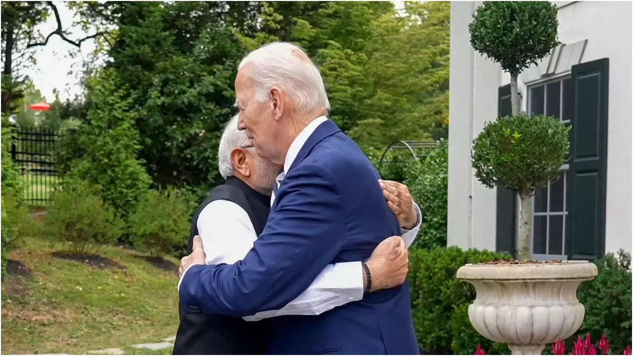 हाथ पकड़कर ले गए घर के अंदर