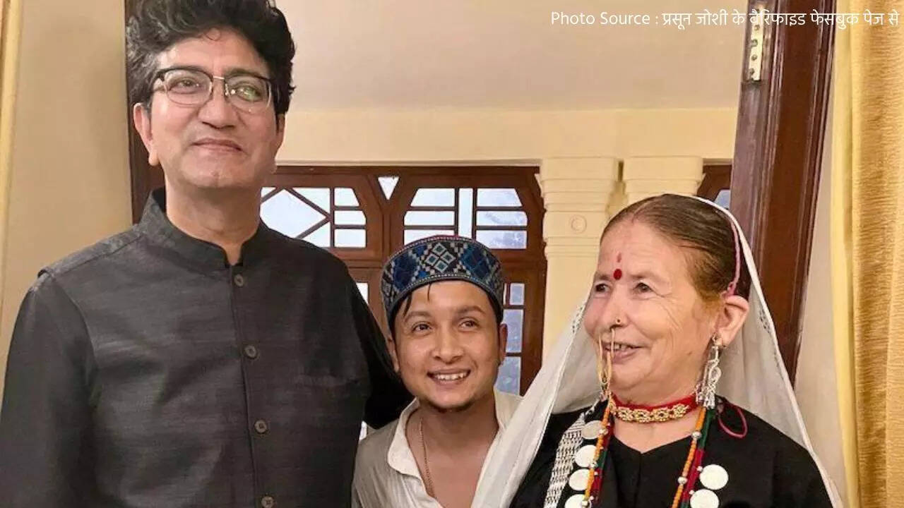 Jagar Singer Dr Basanti Bisht and Pawandeep Rajan with Prasoon Joshi