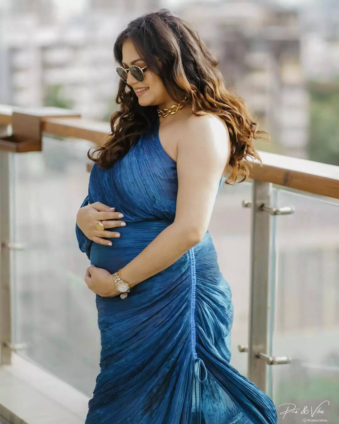 चेहरे पर दिखा प्रेग्नेंसी ग्लो