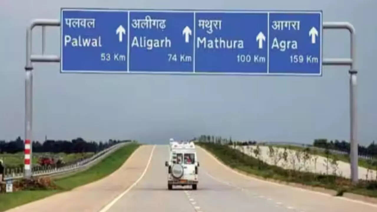 ​यमुना एक्सप्रेसवे दिल्ली को आगरा से जोड़ता है