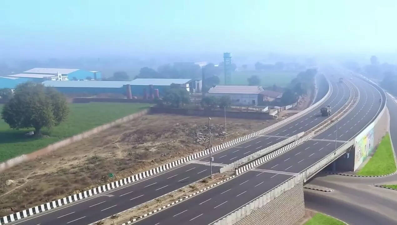 बिहार में एक्सप्रेसवे के निर्माण पर अच्छी खासा पैसा खर्च हो रहा है