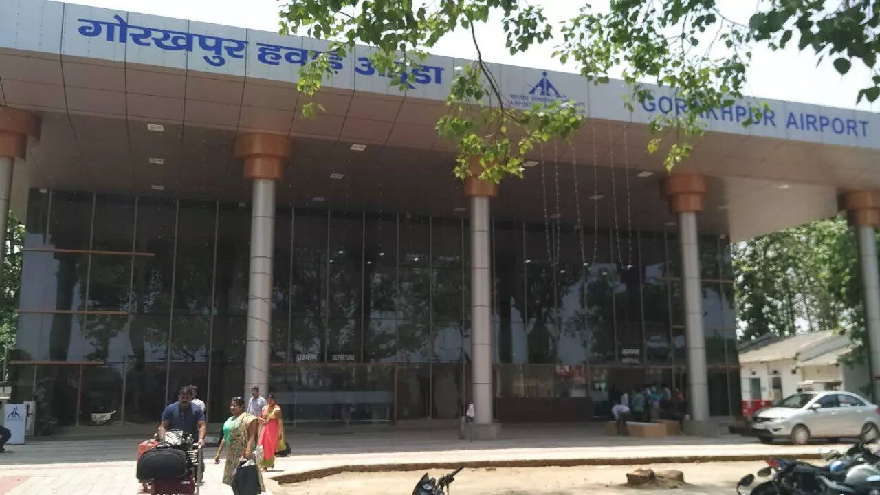 नेशनल एयरपोर्ट की लिस्ट में कानपुर का सिवील, मेरठ, मुरादाबाद, आगरा, बरेली, गोरखपुर, हिंडन, कानपुर का चखैरी, प्रयागराज, अलीगढ़, आजमगढ़, चित्रकूट, म्योरपुर, श्रावस्ती शामिल हैं। इसके अलावा कुछ नए नेशनल एयरपोर्ट का निर्माण किया जा रहा है। 