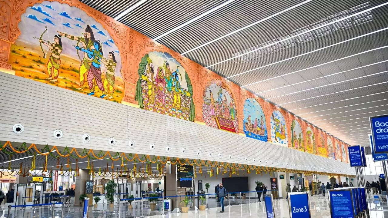 5 इंटरनेशनल एयरपोर्ट के नाम इस प्रकार हैं - लाल बहादुर शास्त्री इंटरनेशनल एयरपोर्ट, चौधरी चरण सिंह इंटरनेशनल एयरपोर्ट, महर्षि वाल्मीकि इंटरनेशनल एयरपोर्ट, कुशीनगर इंटरनेशनल एयरपोर्ट और जेवर इंटरनेशनल एयरपोर्ट (नोएडा) है।