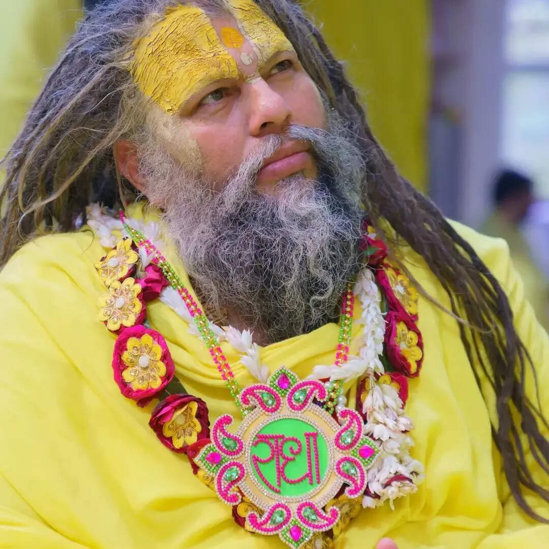 प्रेमानंद महाराज जी से मिलने आते हैं लाखों लोग