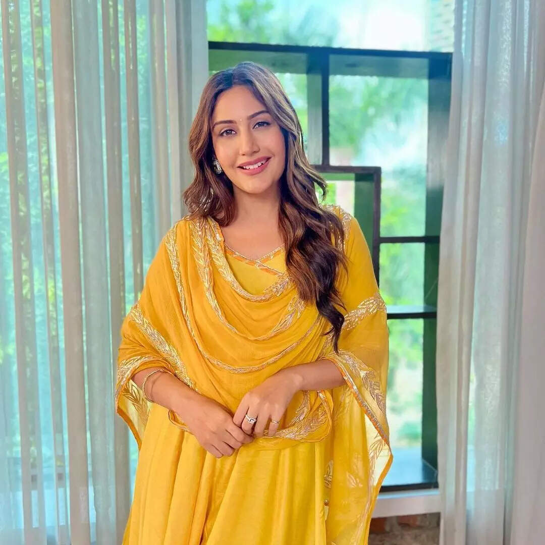 येलो सूट स्टाइल