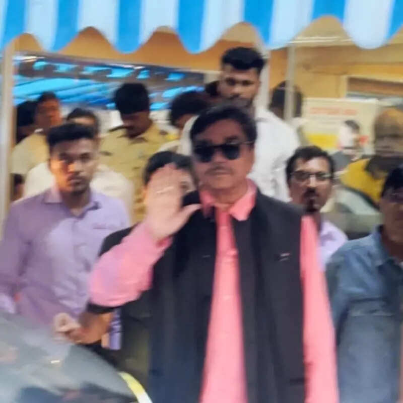 शत्रुघ्न सिन्हा पहुंचे गोविंदा से मिलने