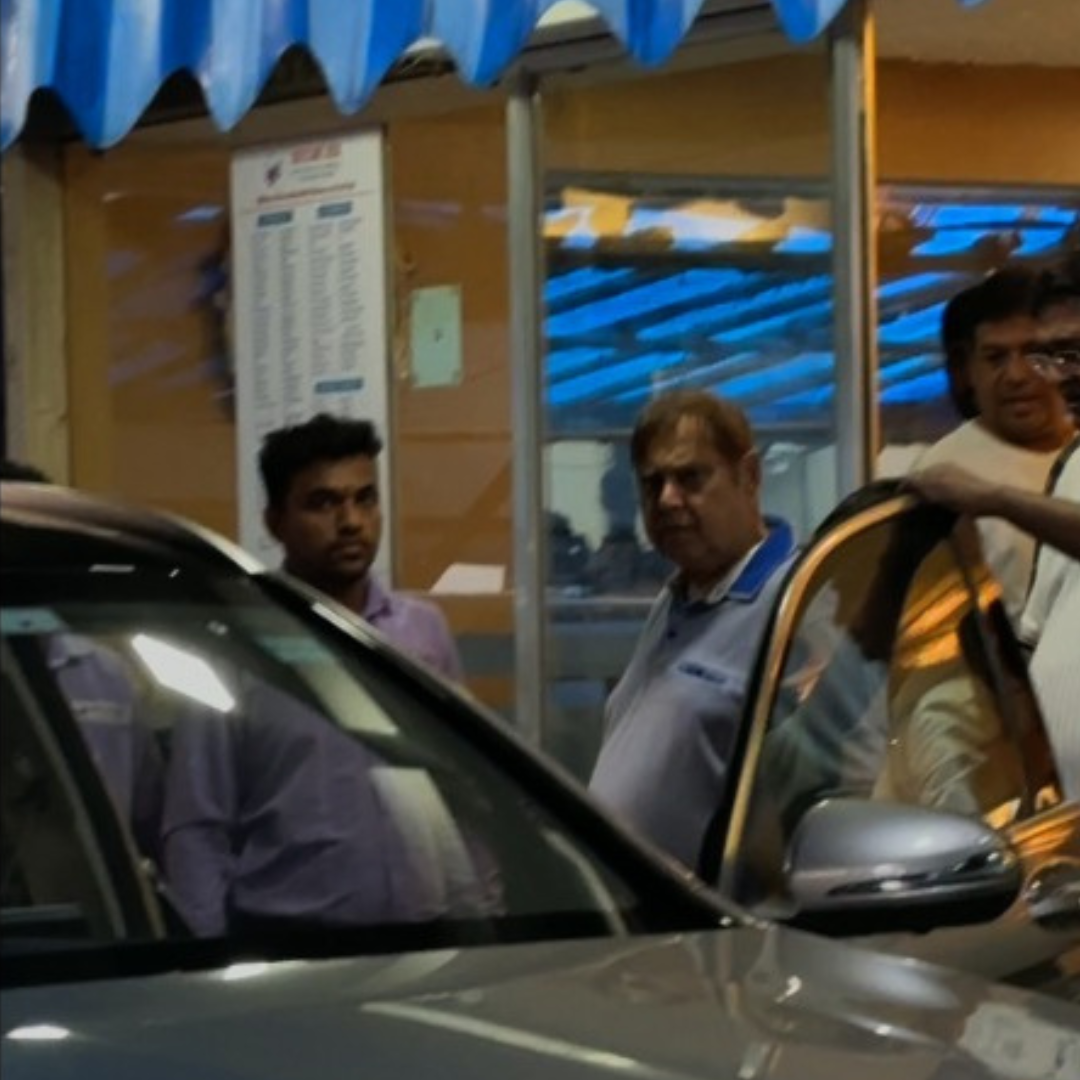 डेविड धवन के चेहरे पर दिखी परेशानी 