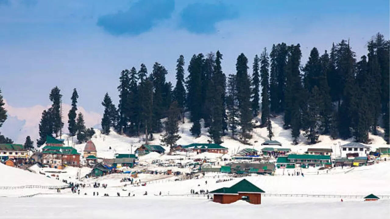 चारों तरफ पहाड़ियों से घिरा