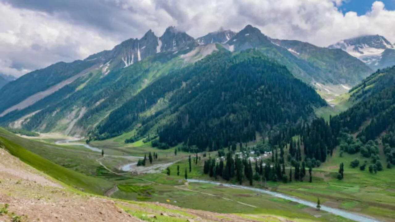 पहाड़ियों के बीच बसे समतल क्षेत्र को कहते हैं घाटी