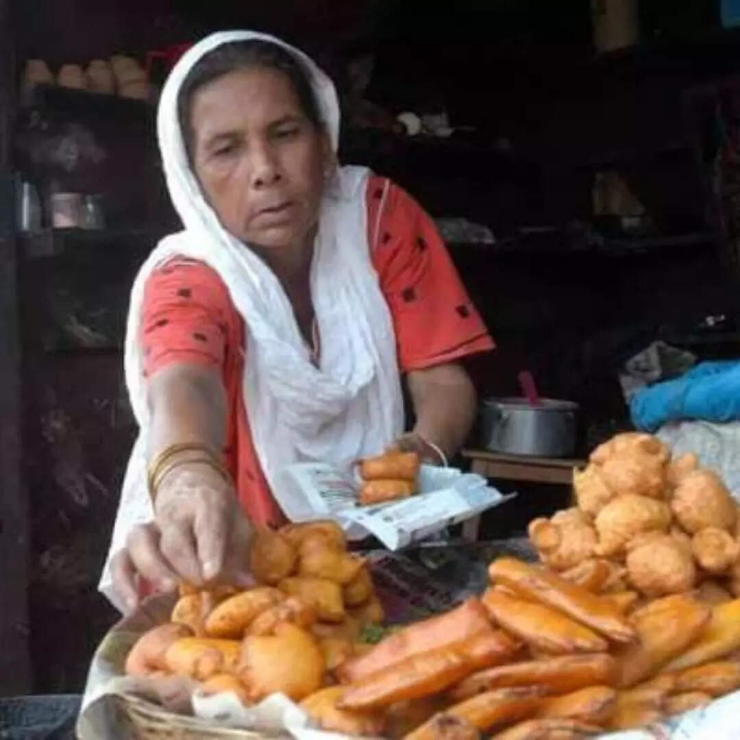 बेच रहीं चाय पकौड़े